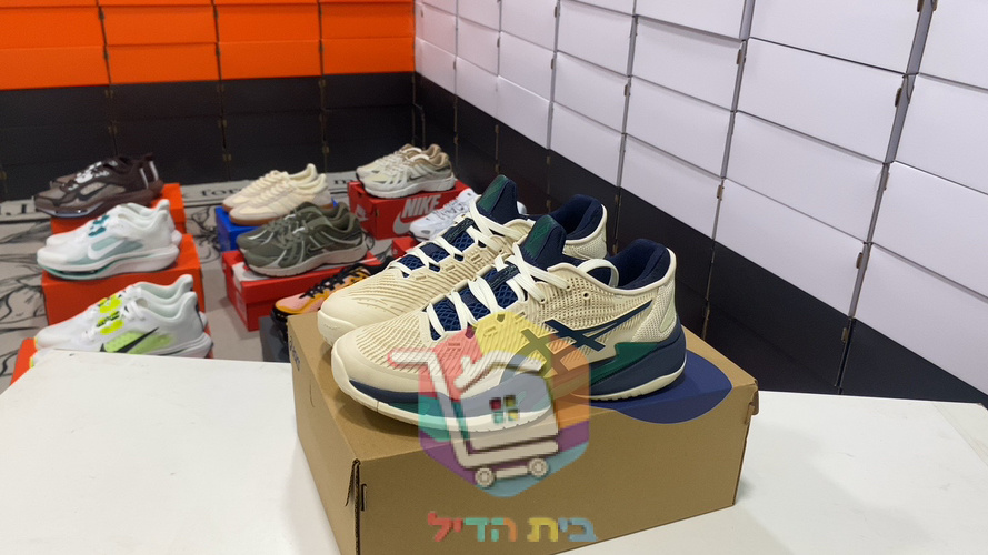 Tennisschuhe ASICS in Creme und Marineblau