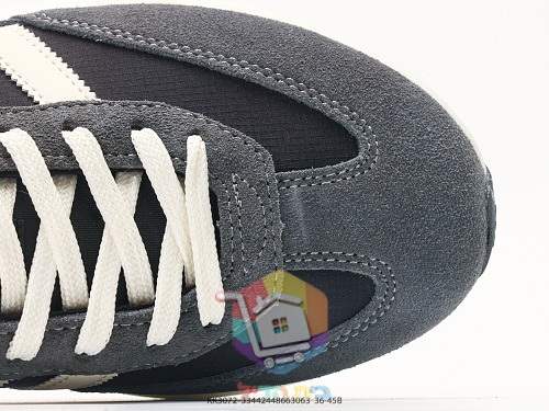 Sneaker adidas in Schwarz mit cremefarbenen Streifen 12