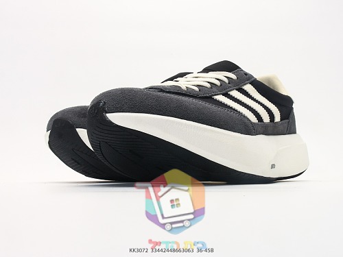 Sneaker adidas in Schwarz mit cremefarbenen Streifen 15