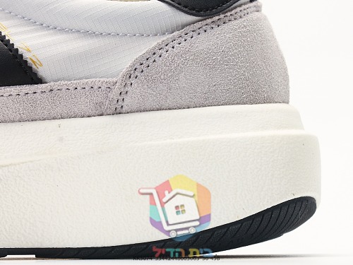 Sneaker adidas in Schwarz mit cremefarbenen Streifen 22