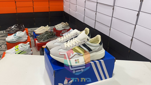 Sneaker adidas in Schwarz mit cremefarbenen Streifen 29