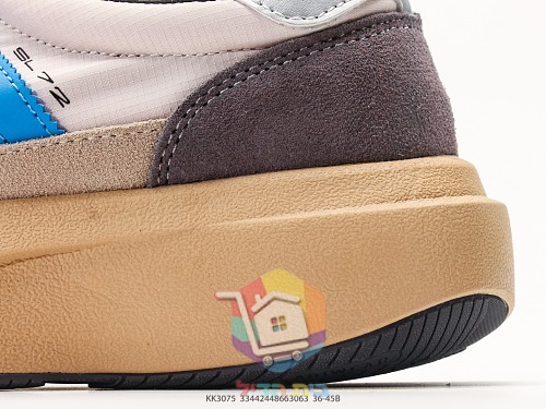 Sneaker adidas in Schwarz mit cremefarbenen Streifen 32