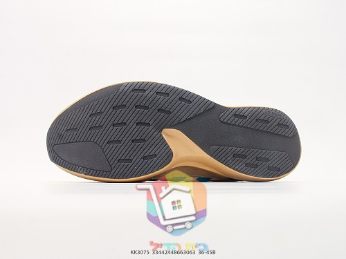Sneaker adidas in Schwarz mit cremefarbenen Streifen 35