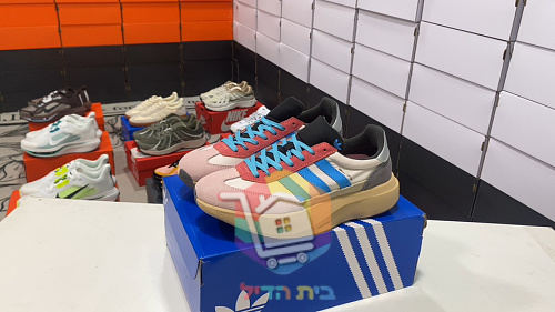 Sneaker adidas in Schwarz mit cremefarbenen Streifen 39