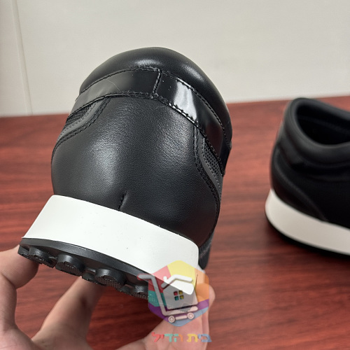 Dolce & Gabbana Sneaker mit Metallplatte an der Seite 18