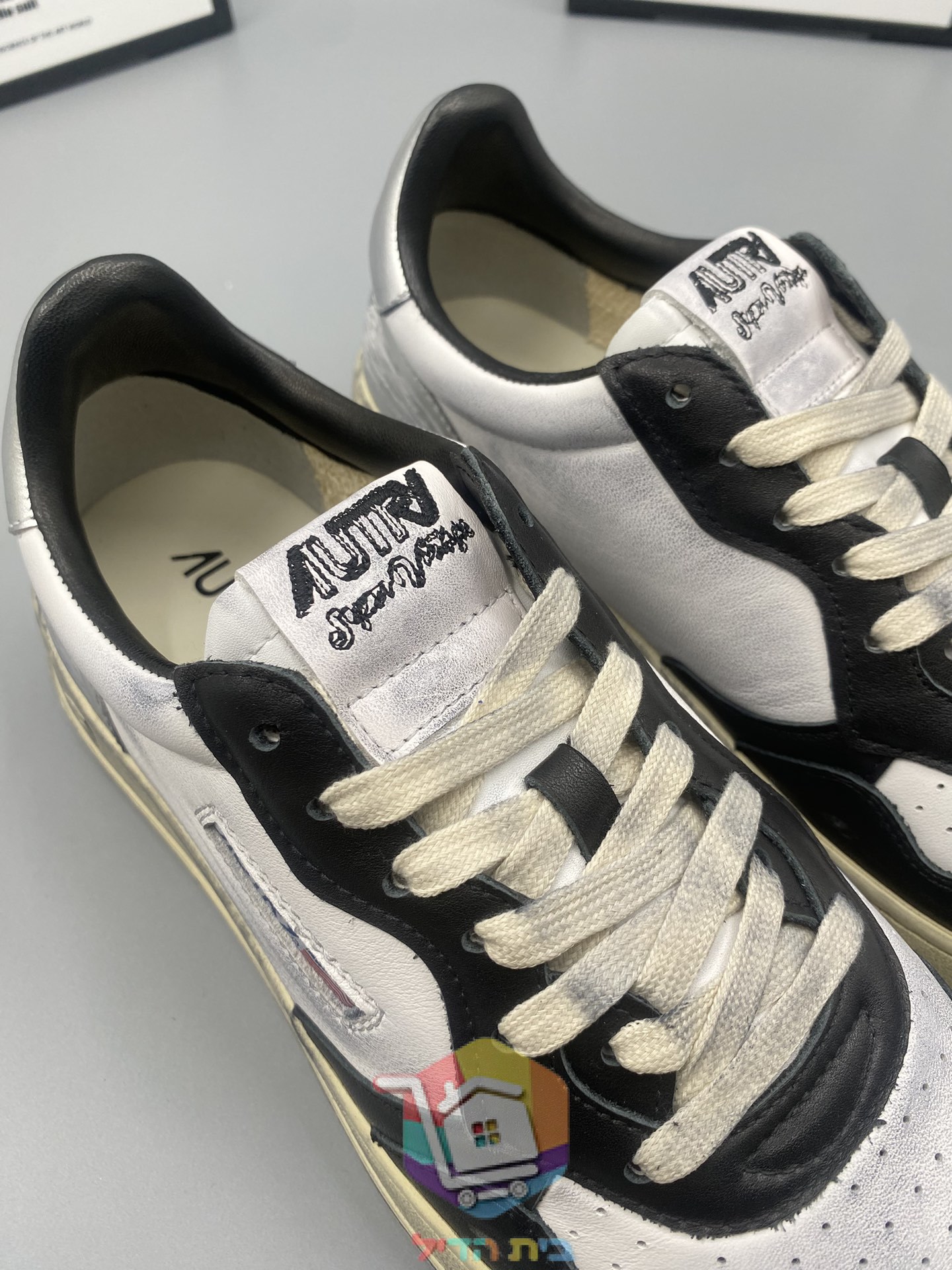 AUTRY Sneaker in Schwarz und Weiß