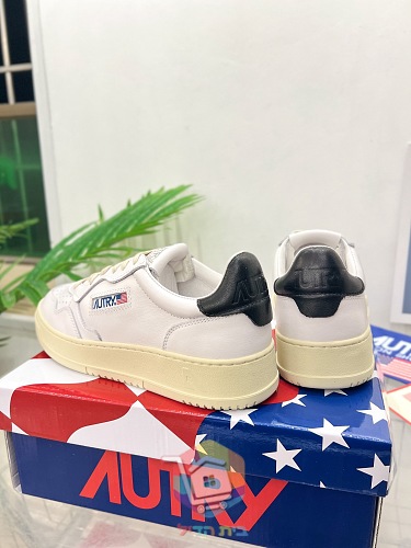 AUTRY Sneaker aus weißem Leder 4