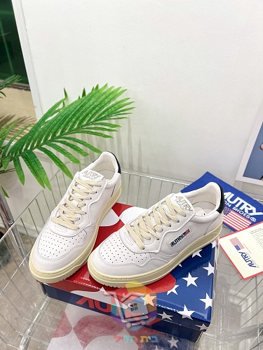 AUTRY Sneaker aus weißem Leder 5