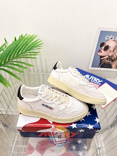 AUTRY Sneaker aus weißem Leder 8