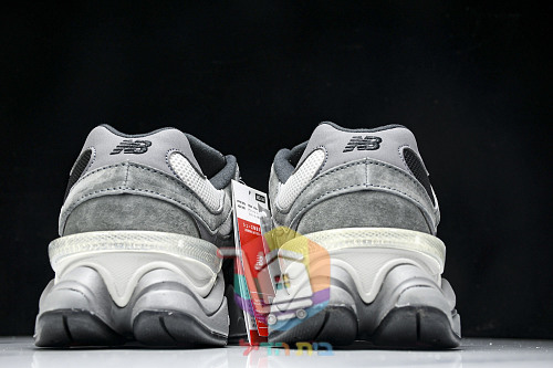 New Balance 9060 in Schwarz und Grau 10