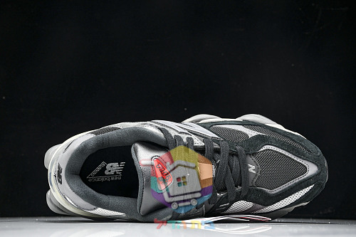 New Balance 9060 in Schwarz und Grau 13