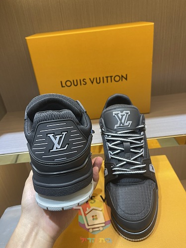 Louis Vuitton LV Trainer in Schwarz und Creme 11