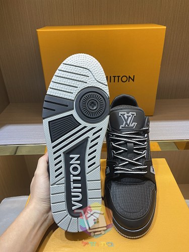Louis Vuitton LV Trainer in Schwarz und Creme 12