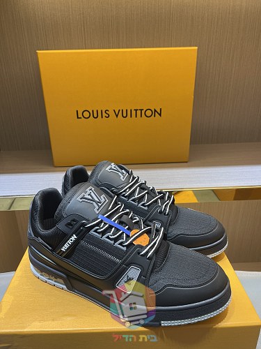 Louis Vuitton LV Trainer in Schwarz und Creme 15