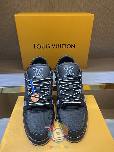 Louis Vuitton LV Trainer in Schwarz und Creme 16