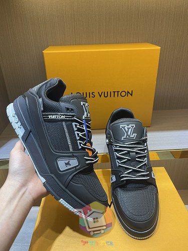 Louis Vuitton LV Trainer in Schwarz und Creme 18