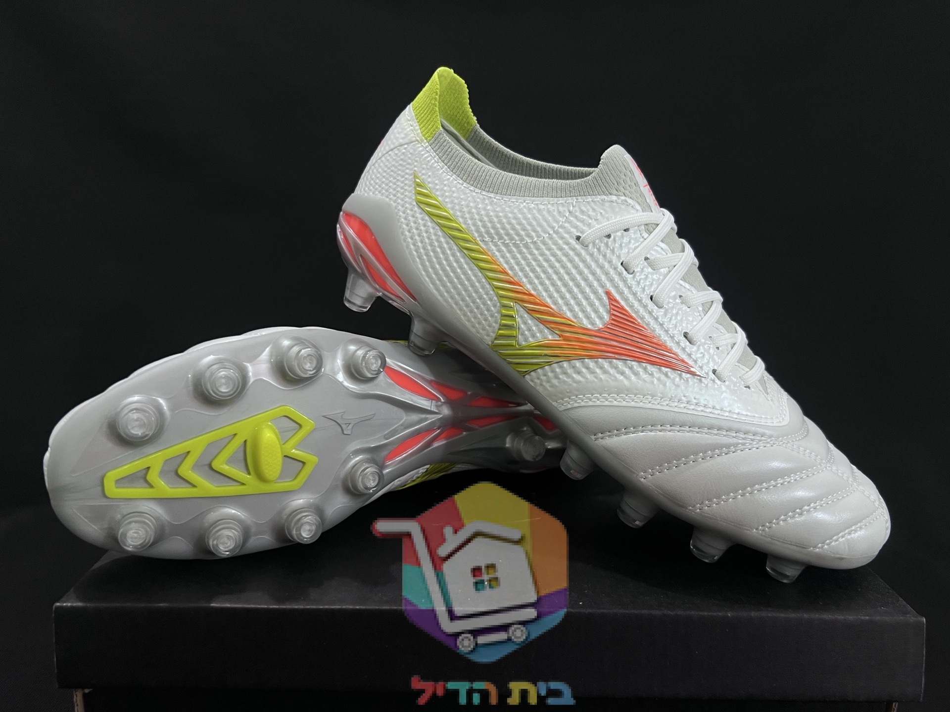 Mizuno Morelia Neo Fußballschuhe in Weiß und Schwarz