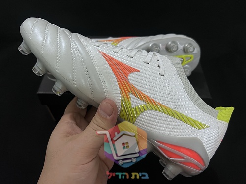 Mizuno Morelia Neo Fußballschuhe in Weiß und Schwarz 3