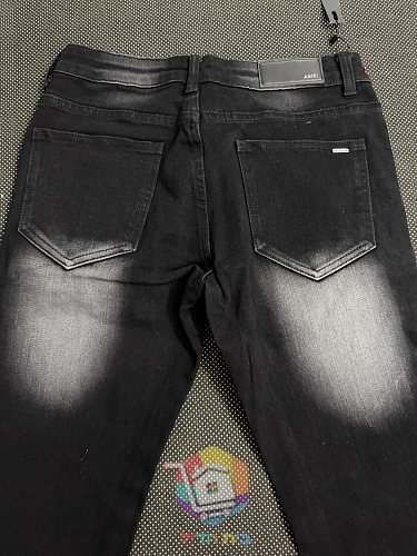 Jeans AMIRI mit Cherub-Print und roter Stickerei 10