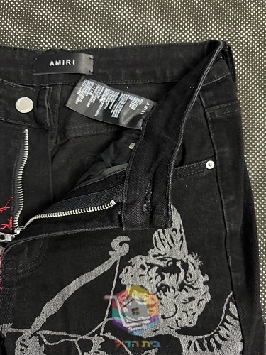 Jeans AMIRI mit Cherub-Print und roter Stickerei 11