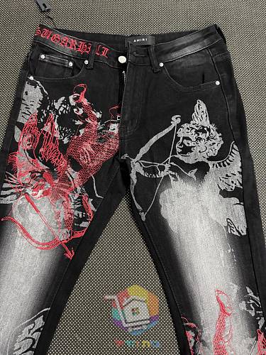 Jeans AMIRI mit Cherub-Print und roter Stickerei 12
