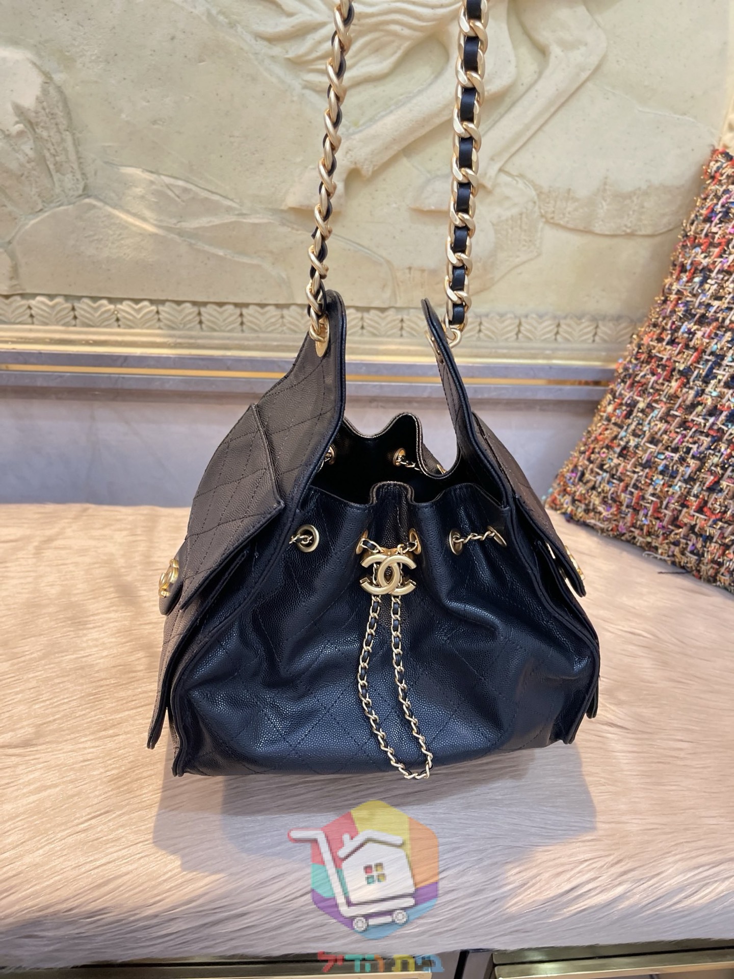Chanel 25 Small Tasche aus gestepptem Leder mit Kettenzug und Logo-Anhänger, Schwarz