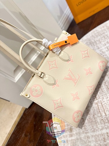 תיק Louis Vuitton OnTheGo מעור מוטבע בשני גוונים, ורוד או שמנת, 18, 25 או 35 ס"מ, תמונה 2