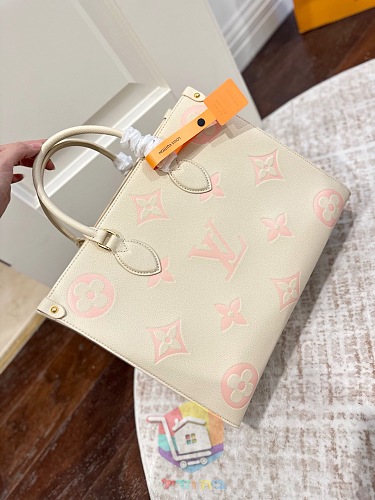 תיק Louis Vuitton OnTheGo מעור מוטבע בשני גוונים, ורוד או שמנת, 18, 25 או 35 ס"מ, תמונה 3