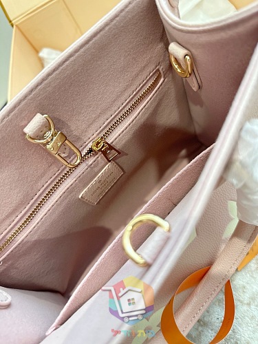 תיק Louis Vuitton OnTheGo מעור מוטבע בשני גוונים, ורוד או שמנת, 18, 25 או 35 ס"מ, תמונה 16
