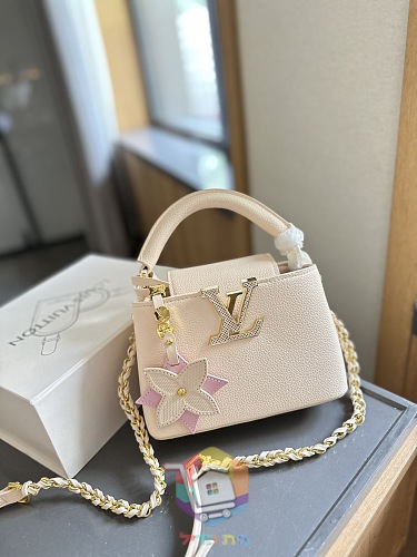 תיק Louis Vuitton Capucines עם תליון פרח ושרשרת, Mini או BB, חמישה צבעים, תמונה 2