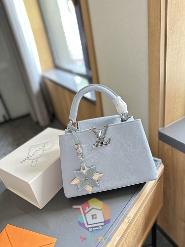 תיק Louis Vuitton Capucines עם תליון פרח ושרשרת, Mini או BB, חמישה צבעים, תמונה 11