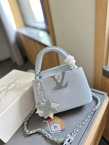 תיק Louis Vuitton Capucines עם תליון פרח ושרשרת, Mini או BB, חמישה צבעים, תמונה 18