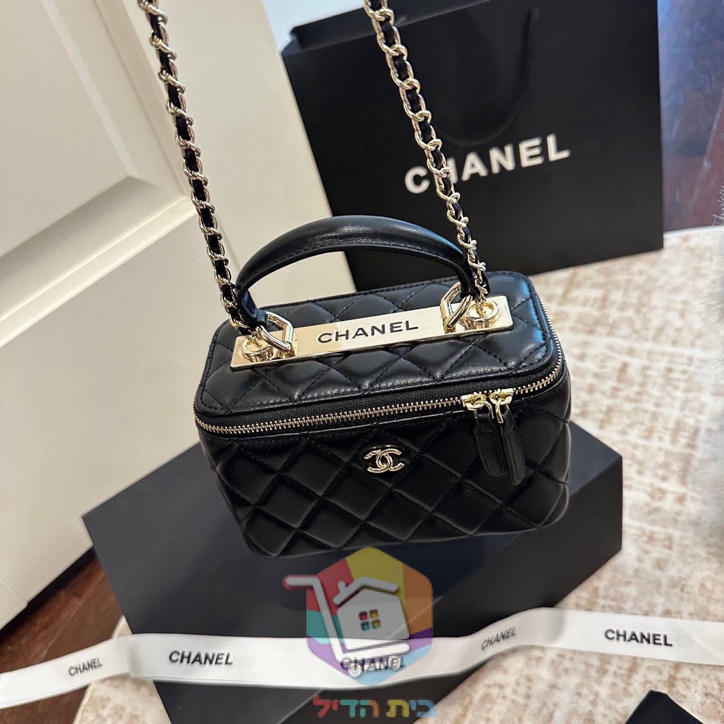 Chanel kleines Vanity Case mit Henkel und Kette, sechs Farben