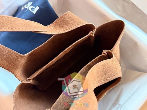 תיק דלי מיני Prada עם שתי ידיות ולוחית לוגו, עור שחור או זמש חום, תמונה 3