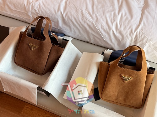 תיק דלי מיני Prada עם שתי ידיות ולוחית לוגו, עור שחור או זמש חום, תמונה 5