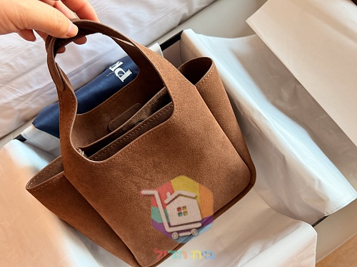 תיק דלי מיני Prada עם שתי ידיות ולוחית לוגו, עור שחור או זמש חום, תמונה 6