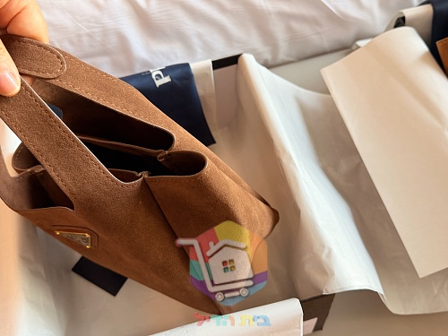 תיק דלי מיני Prada עם שתי ידיות ולוחית לוגו, עור שחור או זמש חום, תמונה 8
