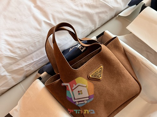 תיק דלי מיני Prada עם שתי ידיות ולוחית לוגו, עור שחור או זמש חום, תמונה 9