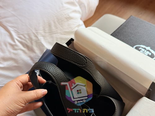 תיק דלי מיני Prada עם שתי ידיות ולוחית לוגו, עור שחור או זמש חום, תמונה 12