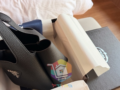 תיק דלי מיני Prada עם שתי ידיות ולוחית לוגו, עור שחור או זמש חום, תמונה 13