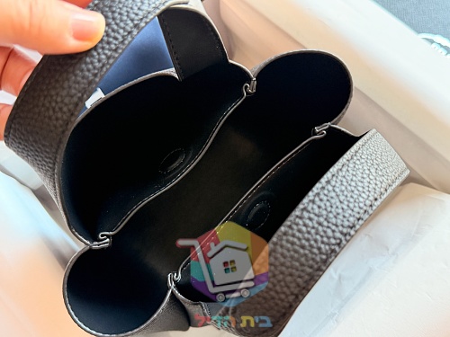 תיק דלי מיני Prada עם שתי ידיות ולוחית לוגו, עור שחור או זמש חום, תמונה 14