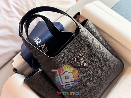 תיק דלי מיני Prada עם שתי ידיות ולוחית לוגו, עור שחור או זמש חום, תמונה 15