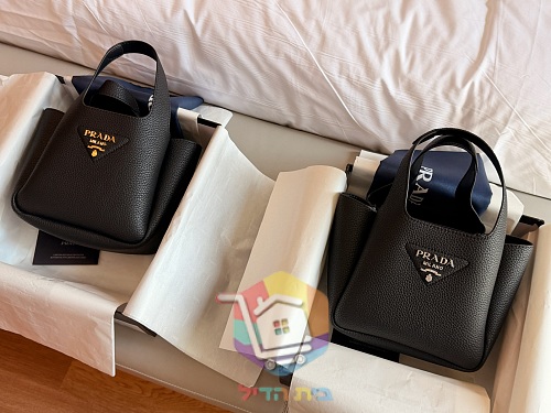 תיק דלי מיני Prada עם שתי ידיות ולוחית לוגו, עור שחור או זמש חום, תמונה 16