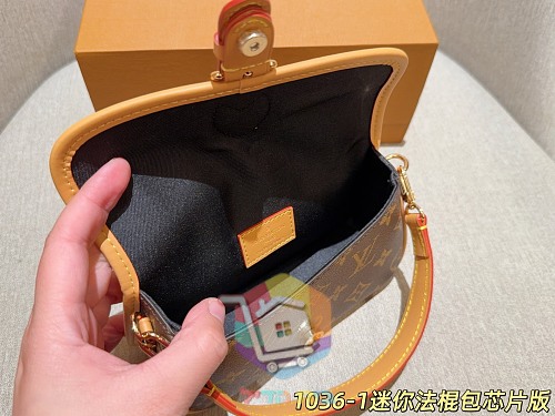 Mini-Satteltasche Louis Vuitton mit Schulterriemen 6