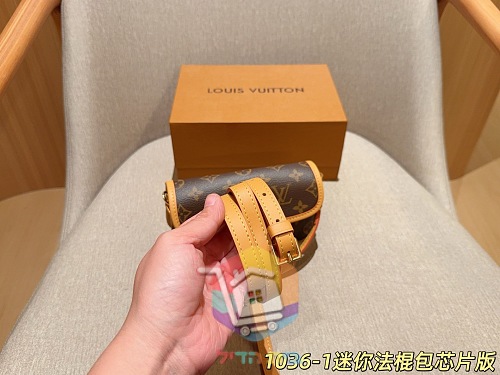 Mini-Satteltasche Louis Vuitton mit Schulterriemen 7