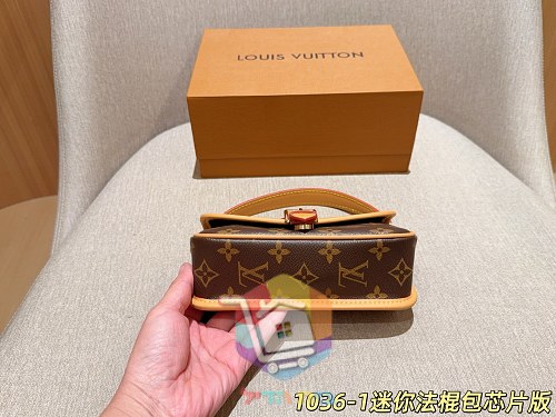 Mini-Satteltasche Louis Vuitton mit Schulterriemen 9