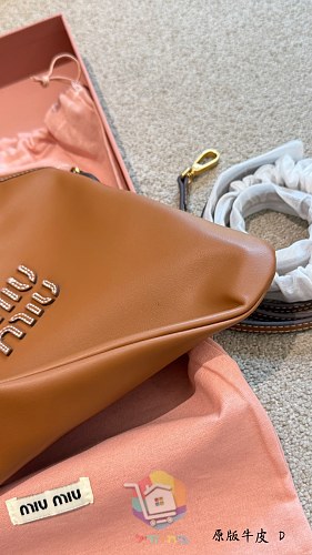 Miu Miu Tasche aus Kalbsleder in Karamell 3