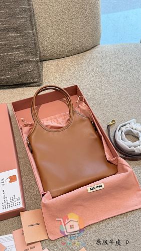 Miu Miu Tasche aus Kalbsleder in Karamell 5