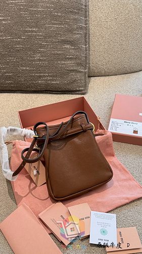 Miu Miu Tasche aus weichem Leder mit Riemen und Verschluss 2