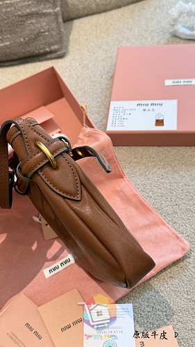 Miu Miu Tasche aus weichem Leder mit Riemen und Verschluss 3